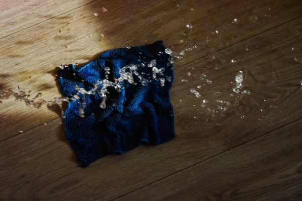 Çamaşır suyu ve virüslere karşı dezenfeksiyon. Kovid-19 'a karşı savaş, tecrit, karantina. Temizlik sağlığın teminatıdır.