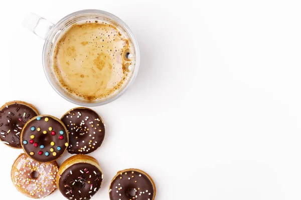 Donuts Con Chocolate Una Taza Café Sobre Fondo Blanco Delicioso — Foto de Stock