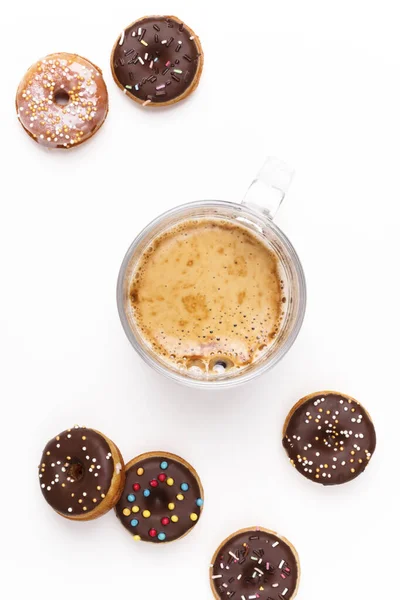 Donuts Con Chocolate Una Taza Café Sobre Fondo Blanco Delicioso — Foto de Stock