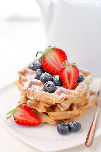 Pilha Waffles Deliciosos Com Mirtilos Morangos Fatiados — Fotografia de Stock