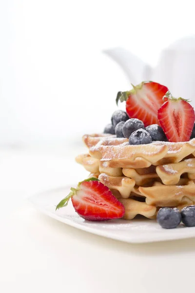 Pilha Waffles Deliciosos Com Mirtilos Morangos Fatiados — Fotografia de Stock