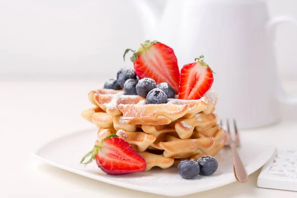 Pilha Waffles Deliciosos Com Mirtilos Morangos Fatiados — Fotografia de Stock