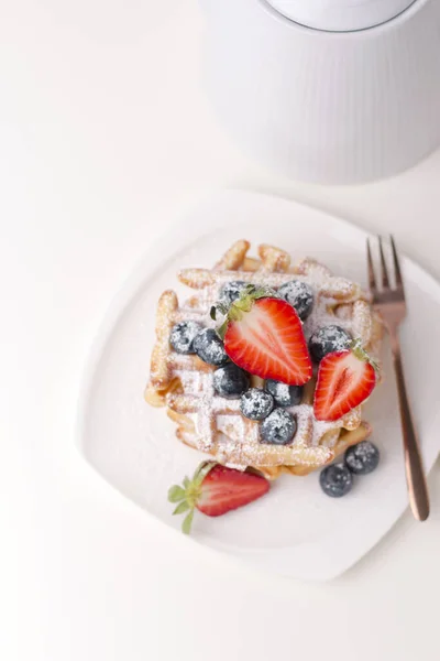 Pilha Waffles Deliciosos Com Mirtilos Morangos Fatiados — Fotografia de Stock