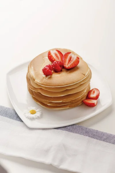 Homemade Breakfast American Style Pancakes Served Fresh Strawberry — Stock Photo, Image