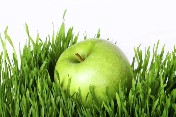 Pomme Verte Juteuse Sur Herbe Avec Fond Blanc — Photo