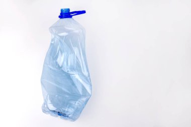 Kırışmış ve kullanılmış plastik şişe beyaz arkaplan, düz uzanma, metin için kopyalama alanı.