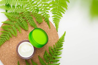 Yeşil camlı krema kavanozunun üst görüntüsü