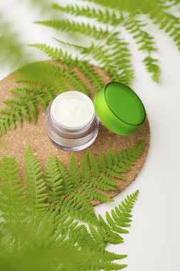 Yeşil camlı krema kavanozunun üst görüntüsü