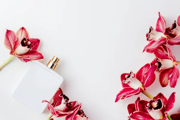 Vista Superior Plano Botella Blanca Perfume Rodeado Flores Orquídea Sobre —  Fotos de Stock