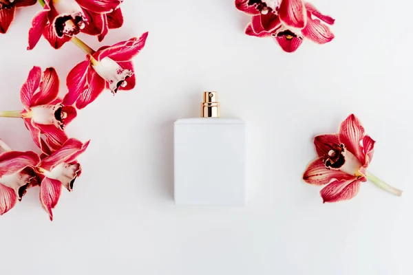 Vue Dessus Plat Couche Bouteille Blanche Parfum Entouré Fleurs Orchidée — Photo