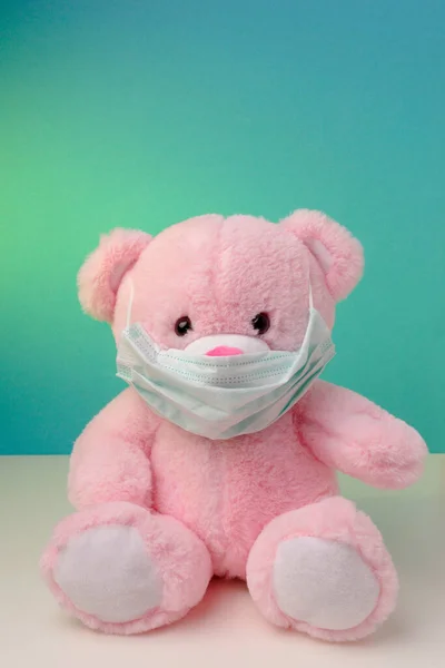 Różowy Miś Siedzący Maskach Medycznych Niebieskim Tle Koncepcja Wirusa Ochronnego — Zdjęcie stockowe