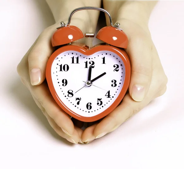 Reloj Despertador Forma Corazón Rojo Manos Mujer — Foto de Stock