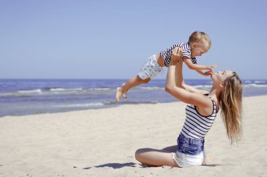 Anne ve oğlu sahilde. Sahilde eğlenmek.