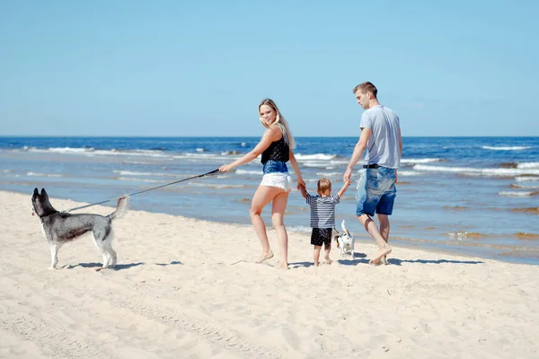 Familia Playa Vista Trasera Hermosa Familia Playa Durante Las Vacaciones —  Fotos de Stock