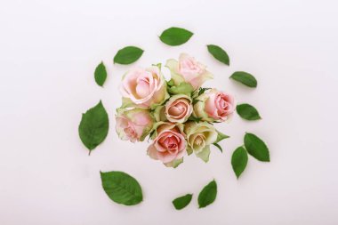 Pembe gül buketini beyaz vazoda cam güllerle kapatın..