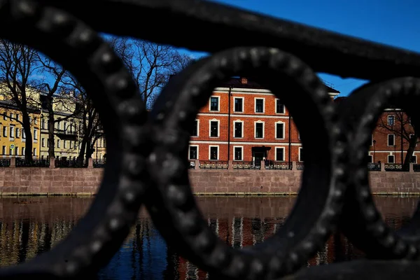     Demir köprü ve binanın manzarası.