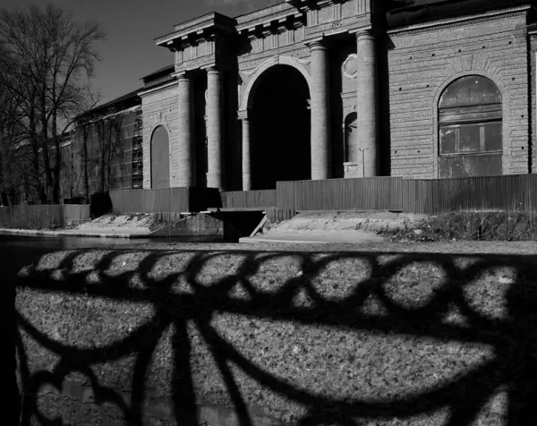     Köprüden eski bina ve gölgeler