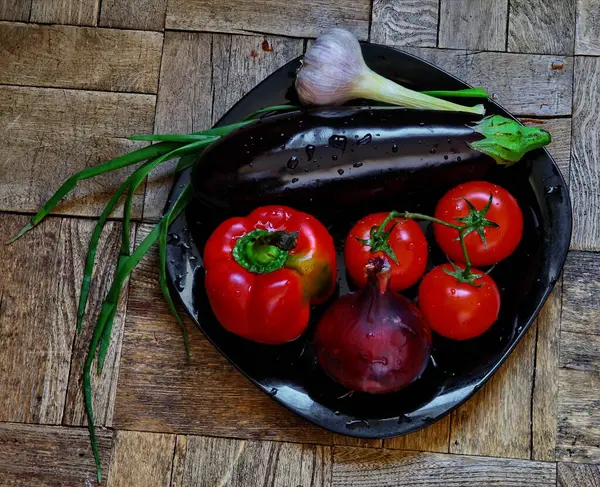 Büyük bir tabakta taze sebzeler.