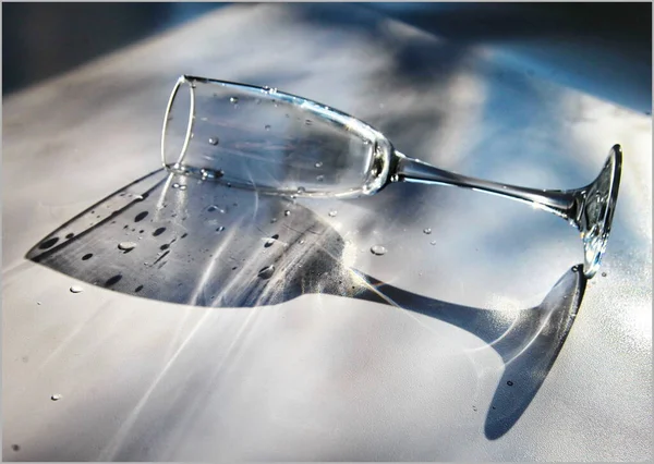 Bir kadeh şampanya ve gölgesi