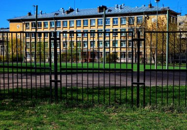 Okulun yanındaki spor sahasında.