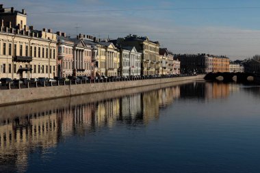 Nehirdeki evlerin yansımaları.
