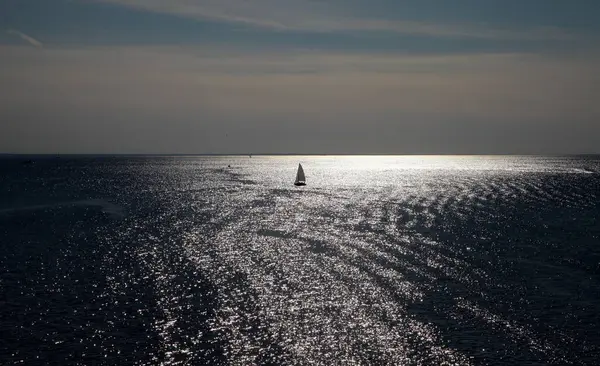 Denizde beyaz yelken