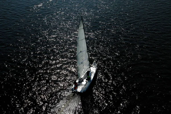 Denizde Beyaz Yelken — Stok fotoğraf