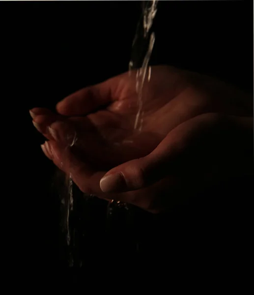 Una Corriente Agua Fluye Palma Mano Fotografía Bajo Perfil Concéntrate — Foto de Stock