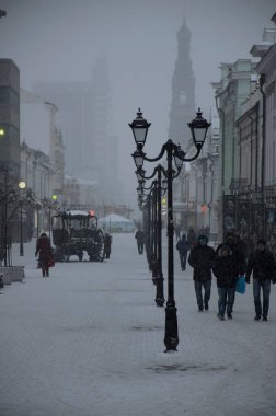 Sokakta karanlık fenerler