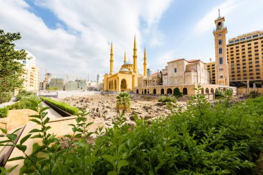 Saint George Hristiyan Katedrali ve Al-Amine mavi camii şehir merkezindeki Beyrut şehir merkezindeki Roma harabelerinin önünde yan yana.
