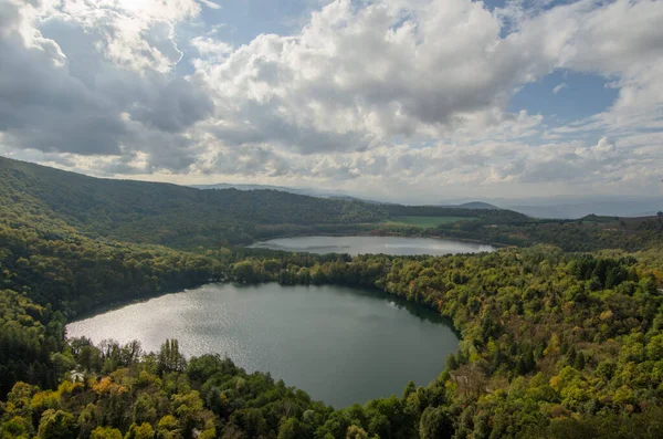Basilicata, İtalya 'daki Monticchio Gölü Panoraması