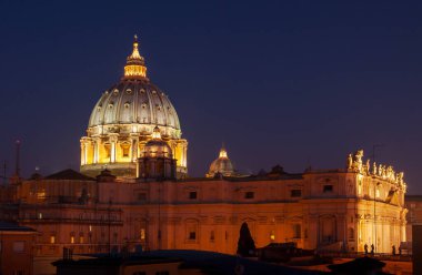 Aziz Peter Bazilikası geceleri Vatikan, Roma ve İtalya 'da aydınlanıyor.
