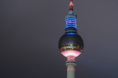 BERLİN, Almanya - 5 EKİM 2013: Berlin 'deki Işık Festivali sırasında, ünlü Berlin Fernsehturm' un gümüş topu