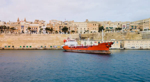Um navio petroleiro a gás está atracado em frente às muralhas da cidade de Vallettas em Malta — Fotografia de Stock