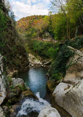 San Fele şelalelerinin doğal bir manzarası, Basilicata, Güney İtalya 'da popüler bir yürüyüş merkezi.