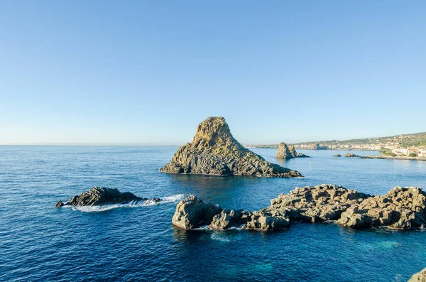 Sicilya Kıyıları Acitrezza Dan Birkaç Yüz Metre Uzaklıkta Bulunan Isola — Stok fotoğraf