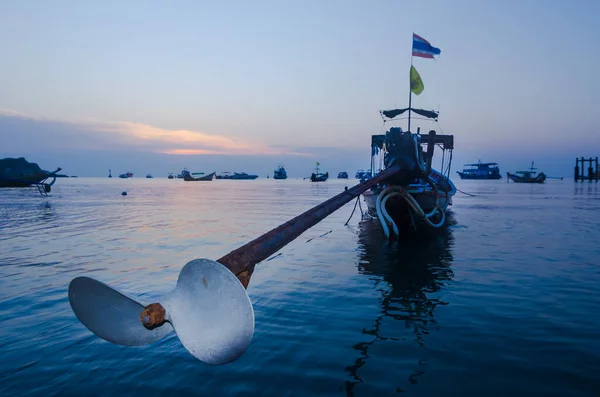 Dlouhoocasý Člun Vrtulemi Dlouhou Hřídelí Kotvící Pláže Ostrově Tao Thajsku — Stock fotografie