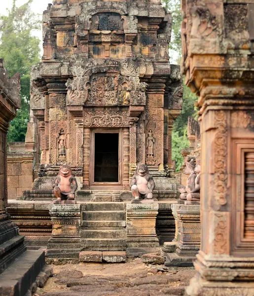 Duas Estátuas Hanuman Guardam Entrada Templo Khmer Parque Angkor Wat — Fotografia de Stock