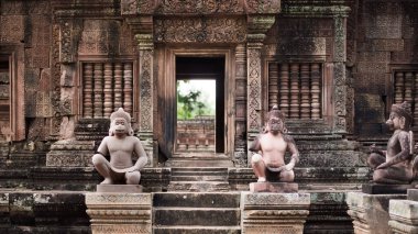İki Hanuman heykeli Angkor Wat Parkı 'ndaki Khmer tapınağının girişini koruyor..