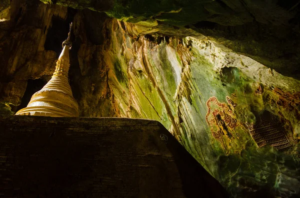 在缅甸Hpa An一个自然洞穴的中心竖立了镀金的佛塔 天然墙面装饰和人造浮雕 — 图库照片