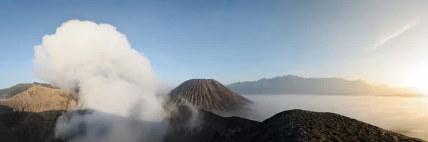 Bromo Nun Kraterinin Tepesinden Bir Panorama Sülfürik Dumanı Gunung Batok — Stok fotoğraf