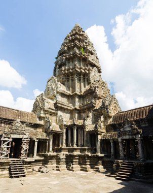 Angkor Wat 'ın antik Hindu tapınağının merkez tapınağı, Siem Reap, Kamboçya' da popüler bir seyahat merkezi.