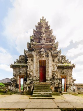 Endonezya, Bali 'deki Pura Kehen Hindu Tapınağı' nın tipik Cava heykelleriyle oyulmuş kapısı..