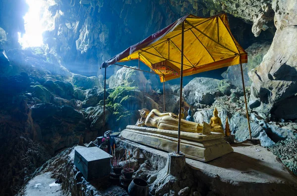 Tham Poukham Mağarası, Mavi Göl, Vientiane ve Laos 'un yanındaki doğal bir mağarada Budist tapınağı.