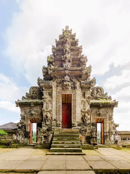 Endonezya, Bali 'deki Pura Kehen Hindu Tapınağı' nın tipik Cava heykelleriyle oyulmuş kapısı..