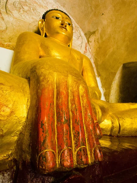バガンの寺院の1つで 地球に触れていると表現された より大規模な生命以上の仏像 儀式や装飾の際にしばしば触れる変色した指は 下の赤い棚を示しています — ストック写真