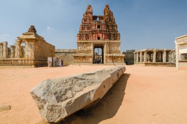 Hindistan, Karnataka 'daki Hampi miras parkındaki antik Hindu tapınağı ve saray kompleksi.