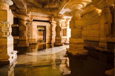 Hindistan, Karnataka 'daki Hampi miras parkındaki antik Hindu tapınağı ve saray kompleksi.