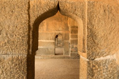 Hindistan, Karnataka 'daki Hampi miras parkındaki antik Hindu tapınağı ve saray kompleksi.