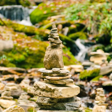 Zen tarzında dengeli kaya yığını, tipik Budist meditasyonu, Nepal 'de bir selin yanında dikildi..